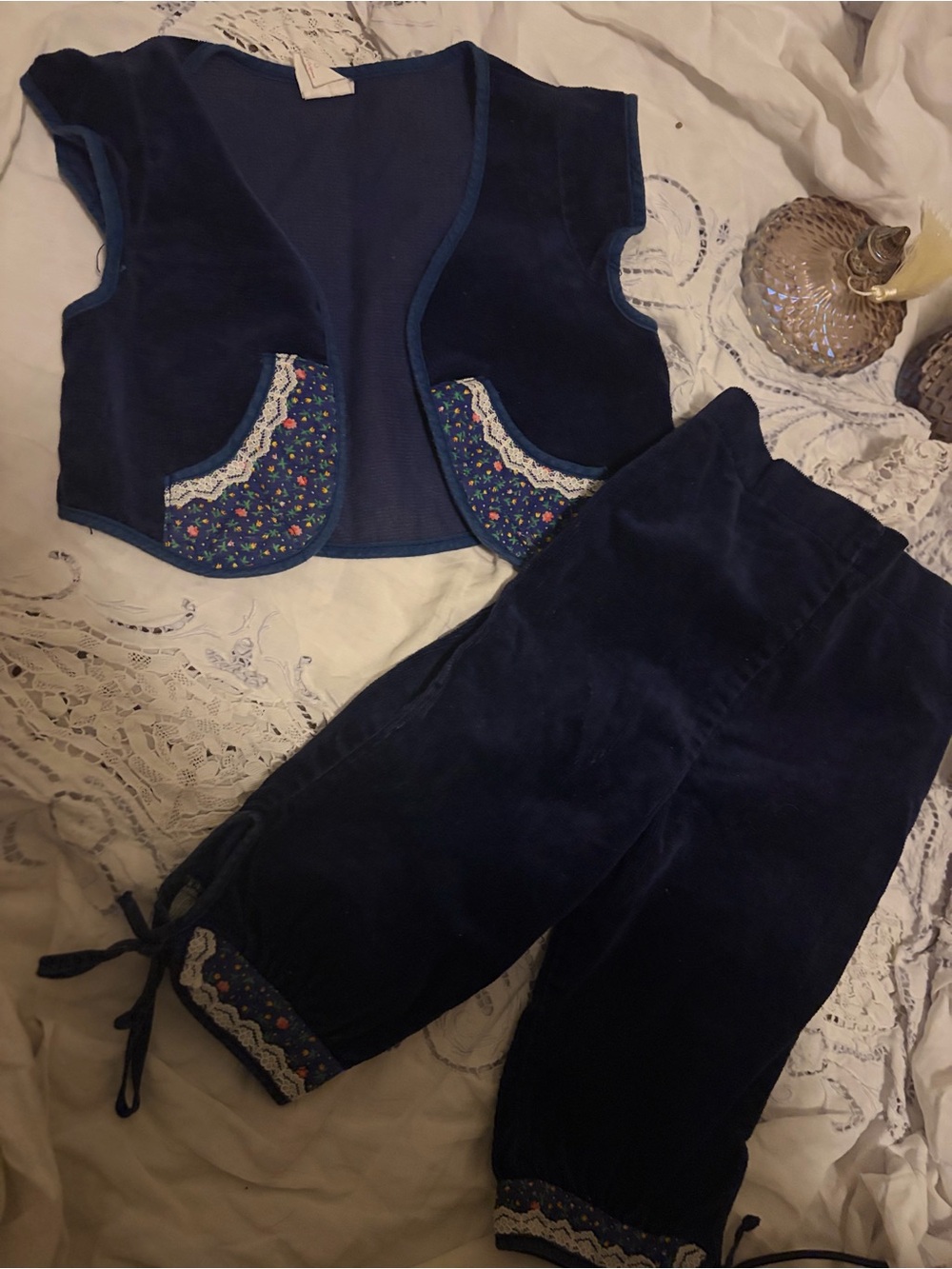 Prairie vintage Cottagecore 80s  Navy Velou Set Floral Lace Vest Capri Pants